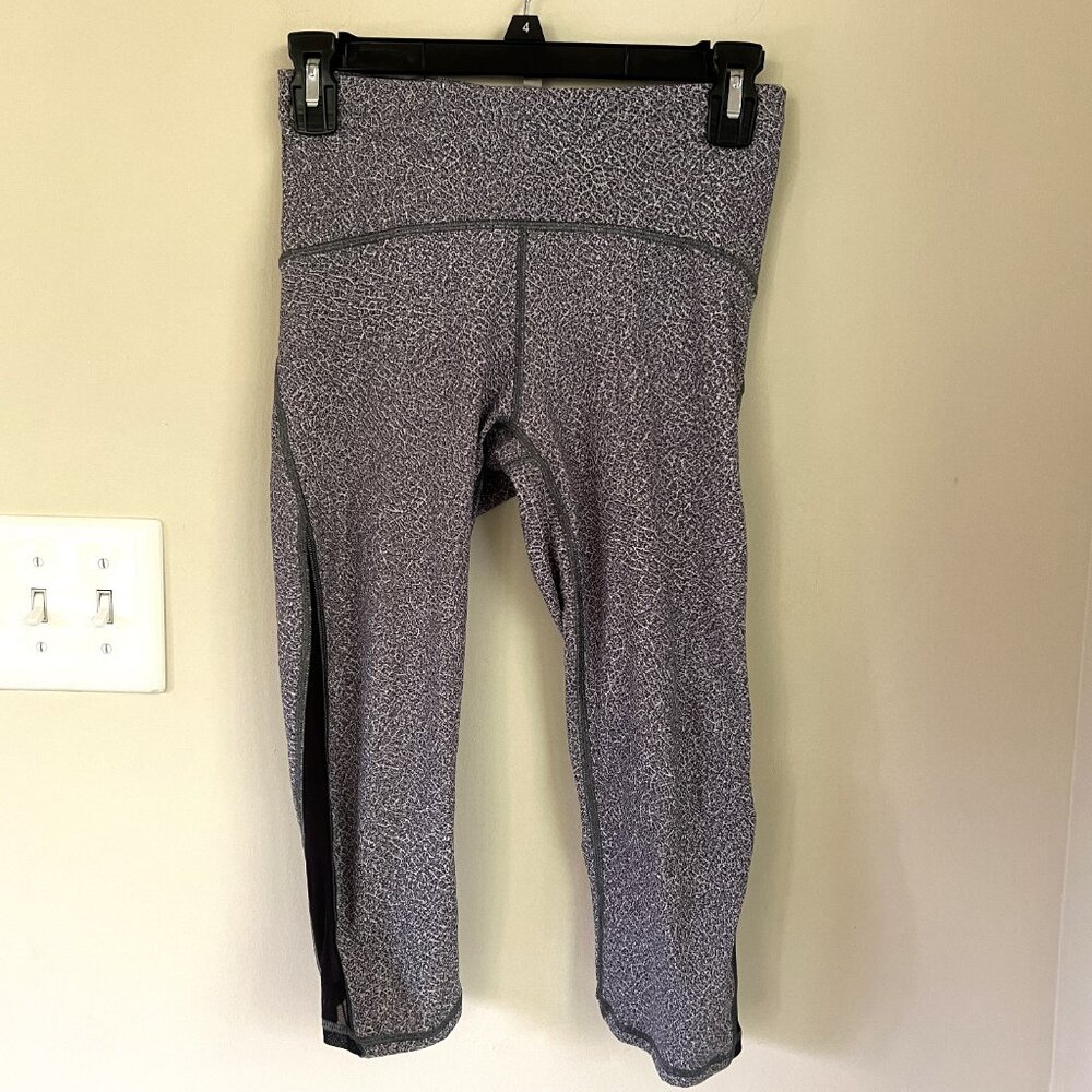 Lululemon Train Times Crop Legging, Fractal Alpine White Black/Black, Size 6 - Picture 2 of 12